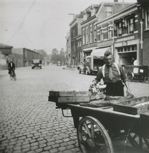 875241 Portret van Piet Schoonhoven ('Piet 't Joodje') bij zijn viskar op de Waterstraat in Wijk C te Utrecht.